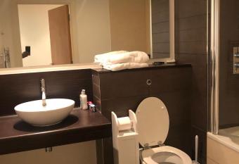 Lovely serviced apartment 2min 2 City center has Balcony rooms