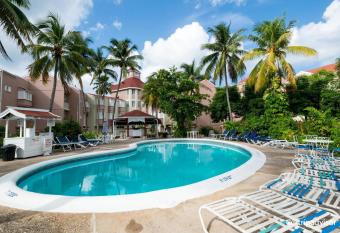 Lovely Modern 1Bedroom overlooking Carribean Sea. has Balcony rooms