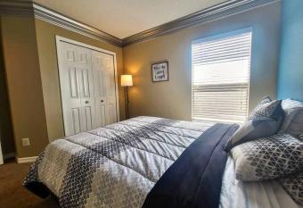 Room in Davenport w/ Heated Pool *Private Bath* allows 18 year olds to book a room