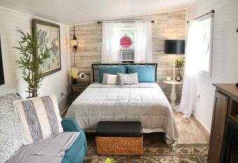 Peaceful Tiny Home Getaway on 5-acre Glamping Site allows 18 year olds to book a room