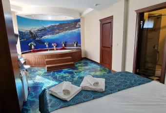 Mavisu Deluxe Butik Otel has rooms with a private hot tub