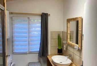 Au-Doux-Altic chalet romantique    la montagne has rooms with a private hot tub