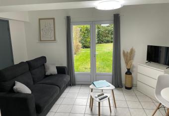 Le First Auversois charmant studio avec jardinet allows 18 year olds to book a room