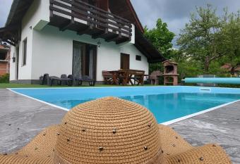 Oaza Mira-vikend kuca sa bazenom has Balcony rooms