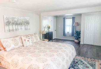 The Phoebe: Mountain Views, Garage, Historic Gem has Balcony rooms