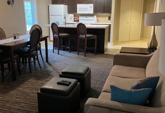 Jacuzzi Corner Suite with balcony leading to backyard has Balcony rooms