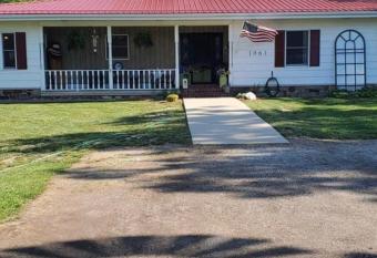 The Farmhouse Inn Guest House has Balcony rooms