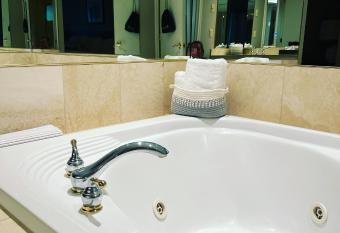 2 Bedroom - 4 bed Suite with Jacuzzi and 2 balconies has Balcony rooms