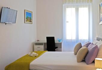 A&M Apartment and Rooms allows 18 year olds to book a room