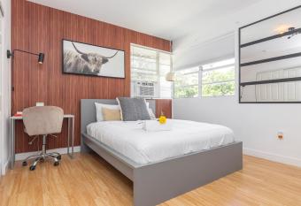 Home Miami Midtown - Wynwood area with backyard - Art District near Beach allows 18 year olds to book a room