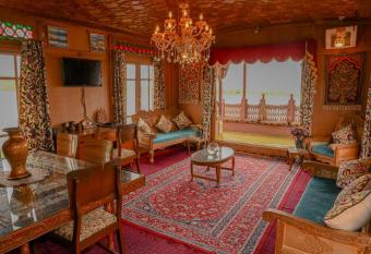 Golden Flower Heritage Houseboat allows 18 year olds to book a room