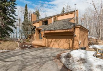 Beautiful House on Naturally Treed 3 acres lot has Balcony rooms