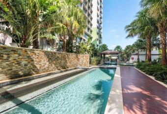 Lovely 2 Bedroom unit Pool,Gym workspace & more has Balcony rooms