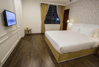 Kh  ch S   n A83Hotel has rooms with a private hot tub