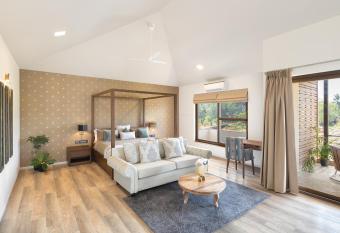 Melhor Stays Villa - Mayberry 4 BHK has rooms with a private hot tub