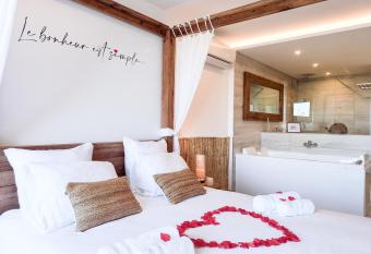 Dolce Vita sur le port - Port Camargue allows 18 year olds to book a room