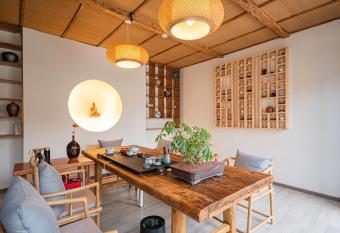 Y  S  L                                                                                                       15          has Smoking rooms