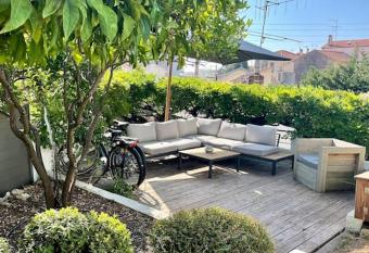 Beautiful Home w/ AC - Close to Exhibition & Beach allows 18 year olds to book a room