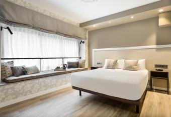 Acta Splendid allows 18 year olds to book a room