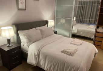 Luxury 5 Star London Apartment - Parking, Garden, nr Greater London Metro Stations has Balcony rooms