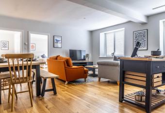 The Unicorn (Apartments) has Balcony rooms