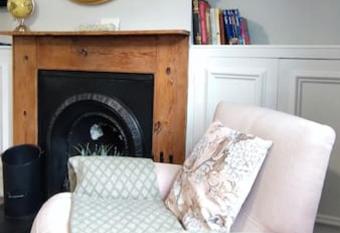 Windsor Cottage: Cosy, Charming, Full of Character has Balcony rooms