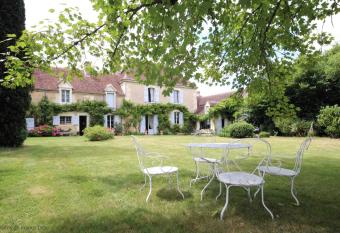 LE CLOS SAINT-PATERNE allows 18 year olds to book a room