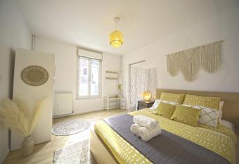 Appartement Proche Centre-Ville / Calme & Lumineux allows 18 year olds to book a room