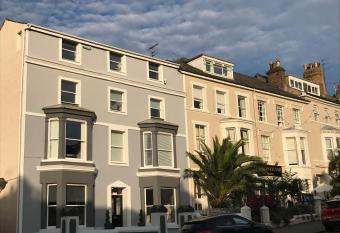 Apt 4, Orme Rise Apartments, Llandudno allows 18 year olds to book a room