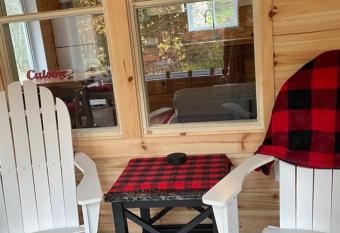 Chalet rouge au bord de la rivi  re, St-C  me has rooms with a private hot tub