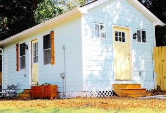 The HENDRIX Tiny House - 8 MINS TO AIRPORT!!! allows 18 year olds to book a room