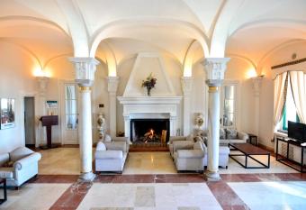 Hotel Oromana allows 18 year olds to book a room