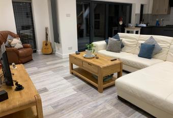 Surfers Lodge - Rest Bay, Porthcawl has Balcony rooms