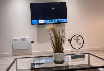 Emerald Apartments - Duplex Suite CITY CENTRE allows 18 year olds to book a room