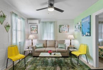 Deco Drive WATERFRONT 1Bed Apartment on the Bay has Balcony rooms