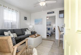 The Sea House WATERFRONT Apt by Downtown has Balcony rooms