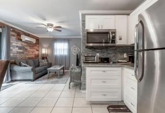 Dexters Cottage Near Downtown and cafes has Balcony rooms