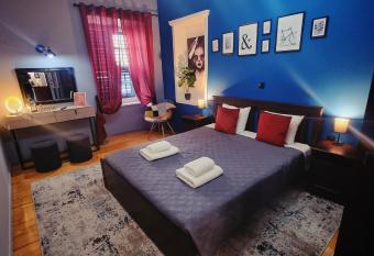 Deisisroomnafplio Apollo                                           allows 18 year olds to book a room