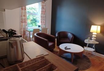 Trafalgar Shortstop Apartment allows 18 year olds to book a room