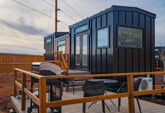 Cozy modern tiny home near ZION & private deck has Balcony rooms
