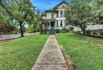 Golden Dreams Inn allows 18 year olds to book a room