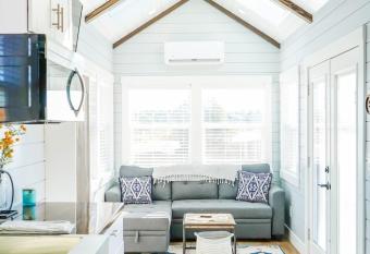 Charming Tiny Home with private deck and bbq has Balcony rooms