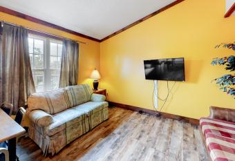 Sunflower Cabin White Wing Resort Cabin 14 has Balcony rooms