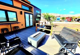 Designer Modern Tiny Home w All of The Amenities has Balcony rooms