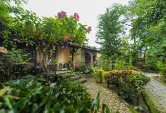 Chitwan Gaida Lodge Pvt. Ltd. has rooms with a private hot tub