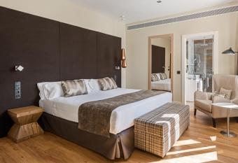 Catalonia Gran V  a Madrid has rooms with a private hot tub