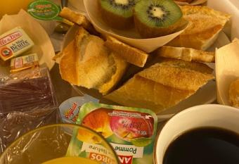 H  tel Center Saint-Quentin has rooms with a private hot tub