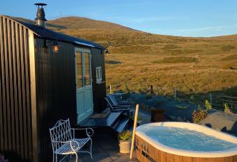 Slieve Croob Glamping has rooms with a private hot tub