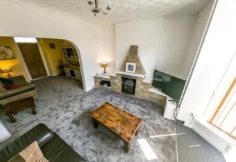 NEWTON HEATH APARTMENT -750mtrs to beach - Spacious ground floor - Sleeps 6 allows 18 year olds to book a room