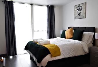 Luxury Apartment - Free Wi-Fi & Parking NO DEPOSIT has Balcony rooms